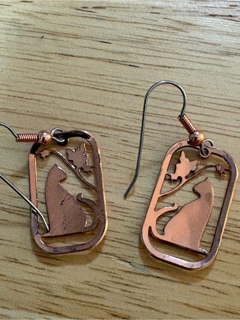 Pair of cat butterfly earrings opposite on each one ? Brass silvertone 1.5 inch - Picture 4 of 4